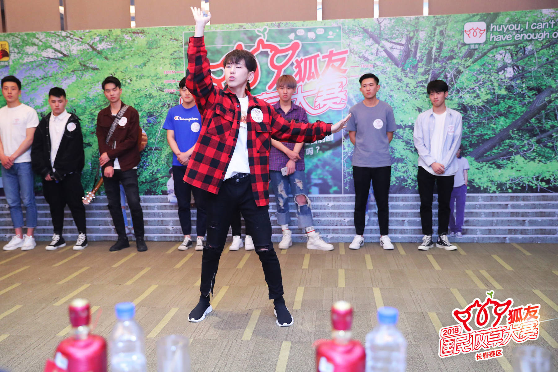 网红桃黑黑在校园男神大赛中获第一桃黑黑在校园男神大赛中获得第一名，这无疑是对他个人魅力的一种肯定。作为一个网红，桃黑黑可能已经在社交媒体上积累了相当的粉丝和影响力，他的形象、风格以及个人魅力可能都深受大众喜爱。在校园男神大赛中获得如此荣誉，也证明了他的魅力和影响力已经超越了校园范围，扩展到了更广泛的领域。